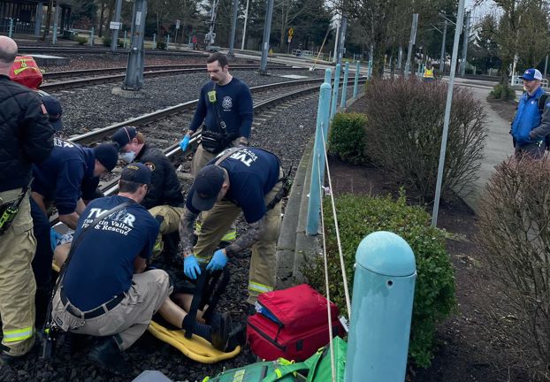 TriMet MAX车门将乘客衣服夹住，并拖行！