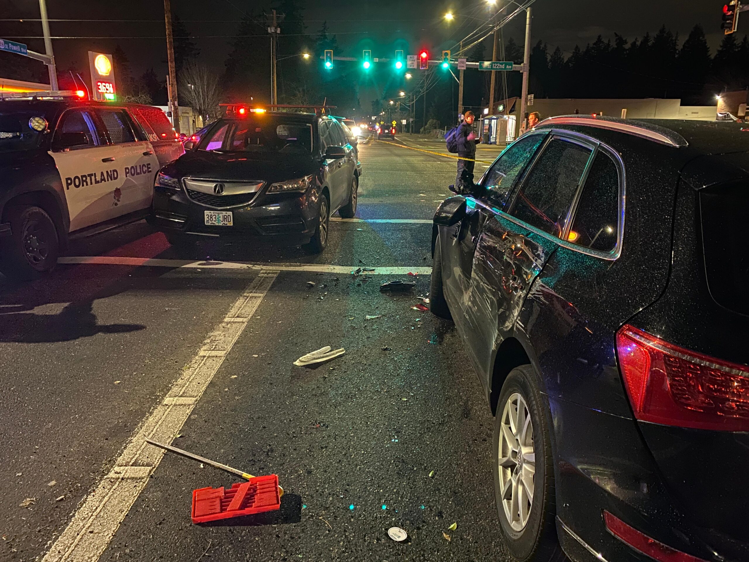 波特兰烟店遭遇持枪抢劫，老板用一袋包砸走贼仔！