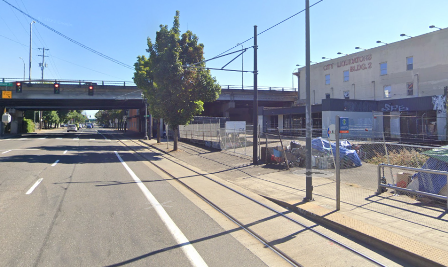 犯罪狂潮！整个营地被碾压，流浪汉被撞死！枪战！