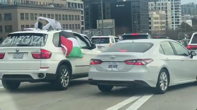 抗议车队封锁波特兰405号公路，交通瘫痪，所有车道关闭！