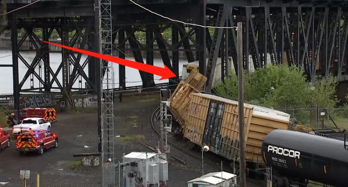 波特兰火车出轨，钢桥关闭，交通大面积延误！