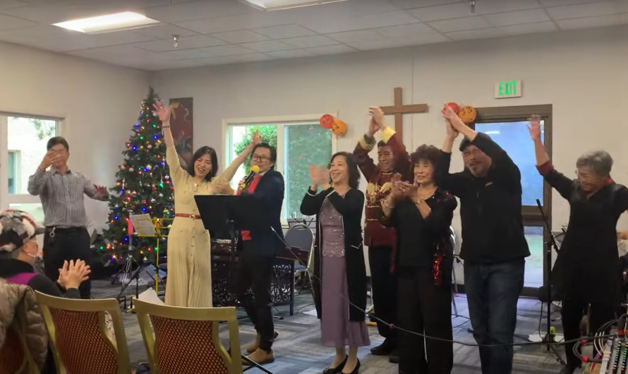 节日旋律传递真情！波特兰长者公寓探访音乐会温馨上演！