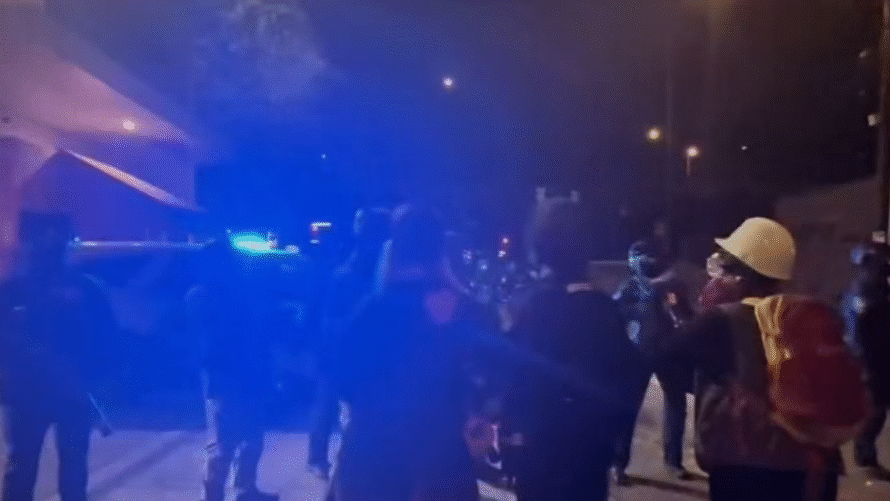前世害级抗议声，波特兰ICE门口夜夜发疯，居民耳出血！