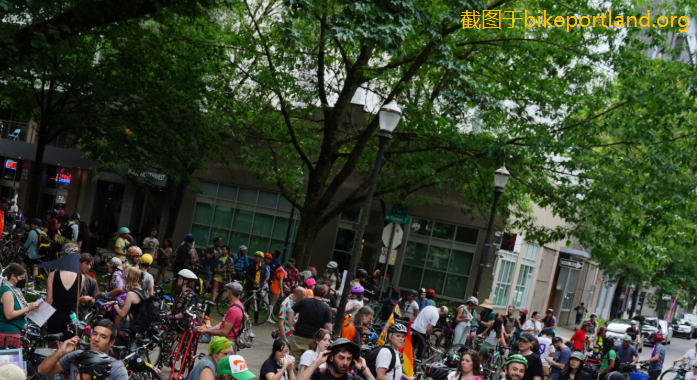波特兰紧急裸骑今天举行，抗议特朗普！下大雨，阴冷湿滑！