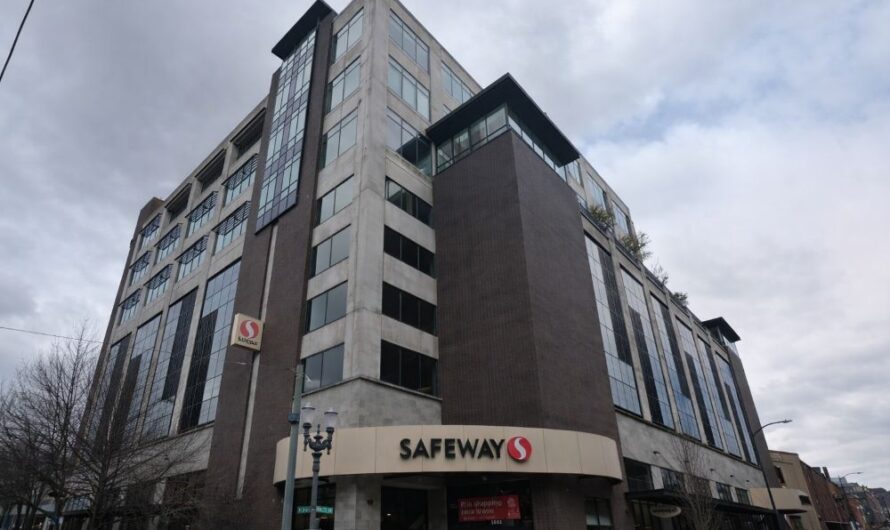 子弹壳点名特朗普！假特工持枪闯店后，被波特兰警方包围击毙！